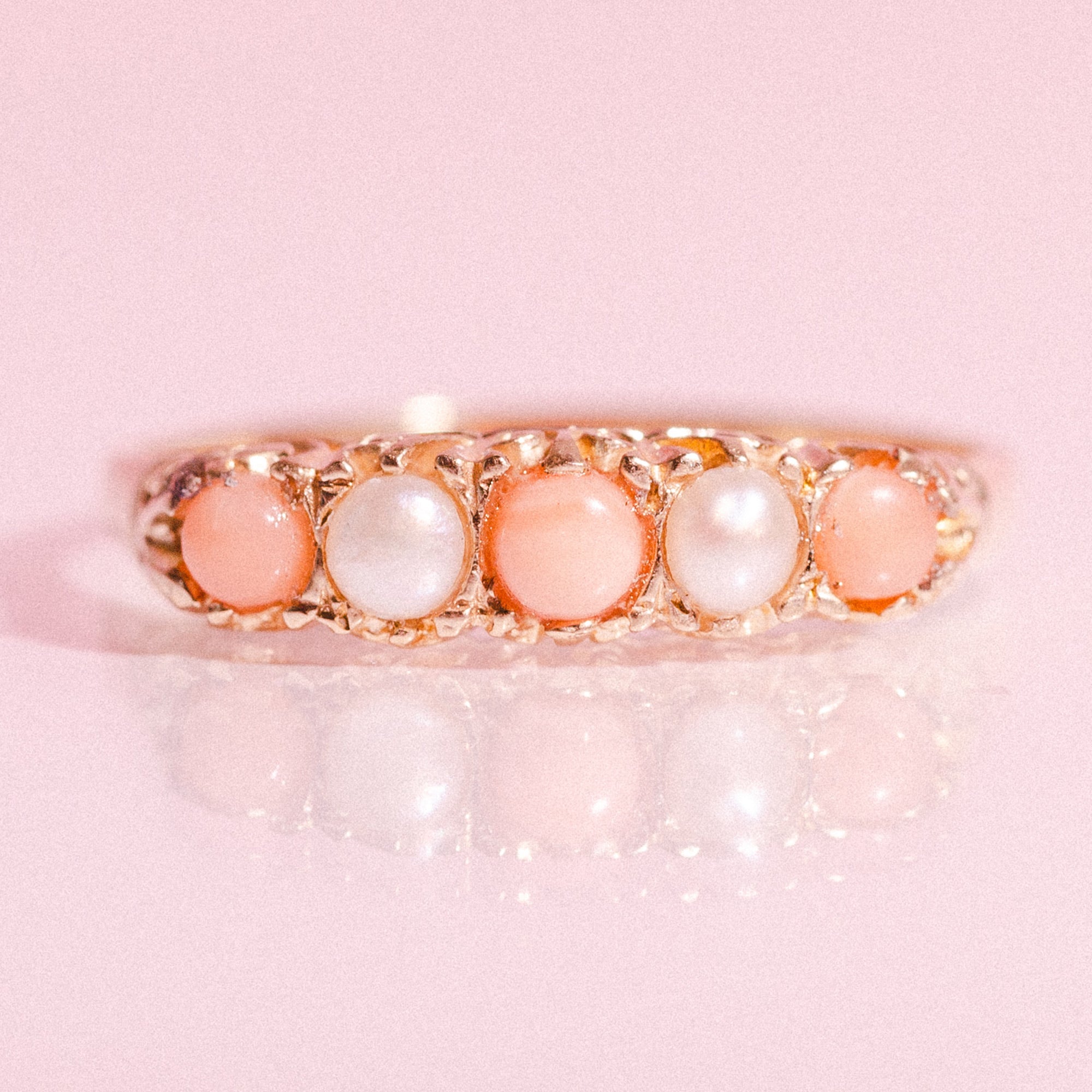 9ct gold ring set with corals and pearls