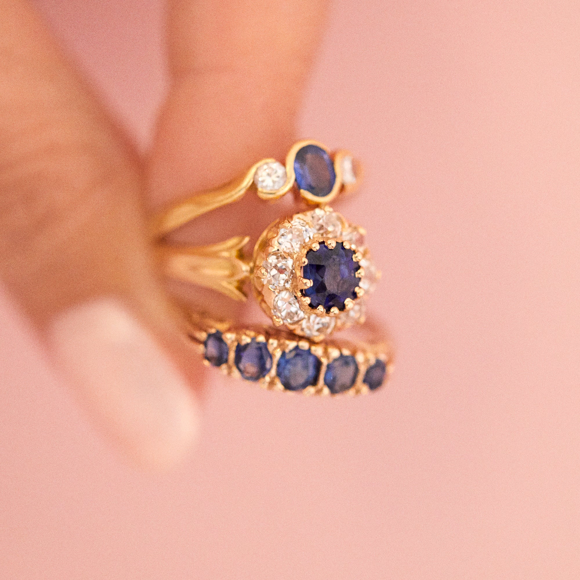 18ct gold ring set with a sapphire and diamonds