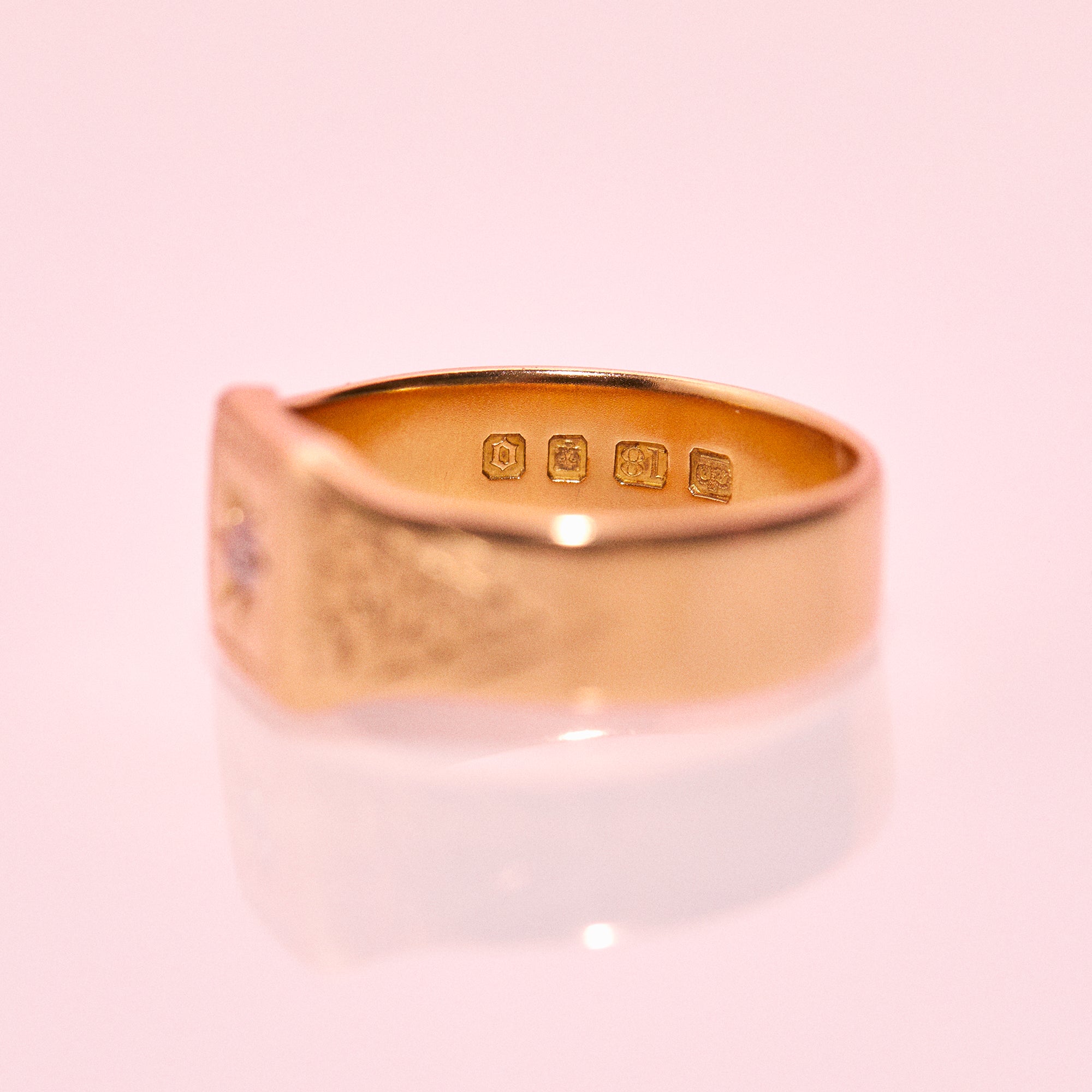 18ct gold signet ring with a diamond