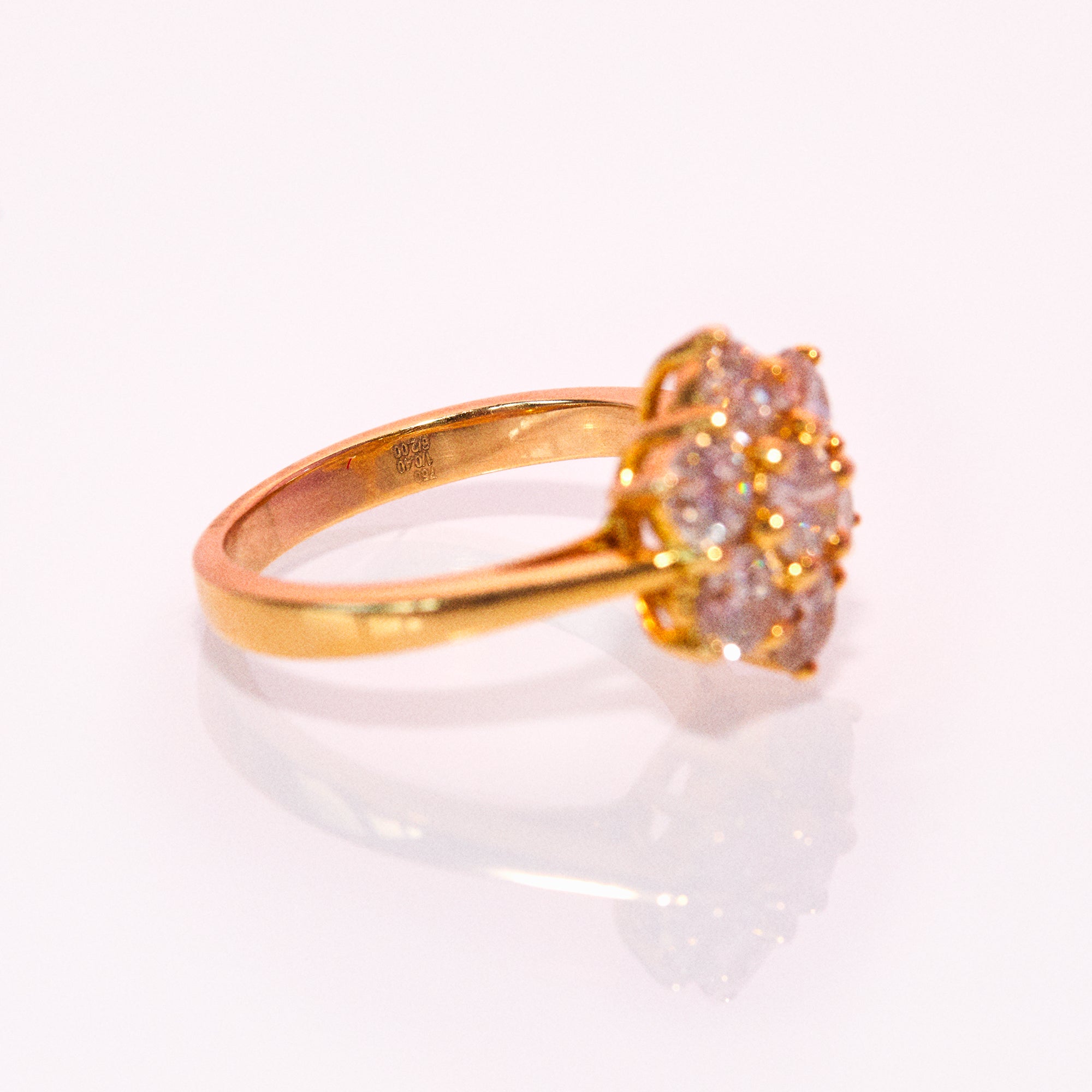 18ct gold ring set with a 2.40ct diamond daisy