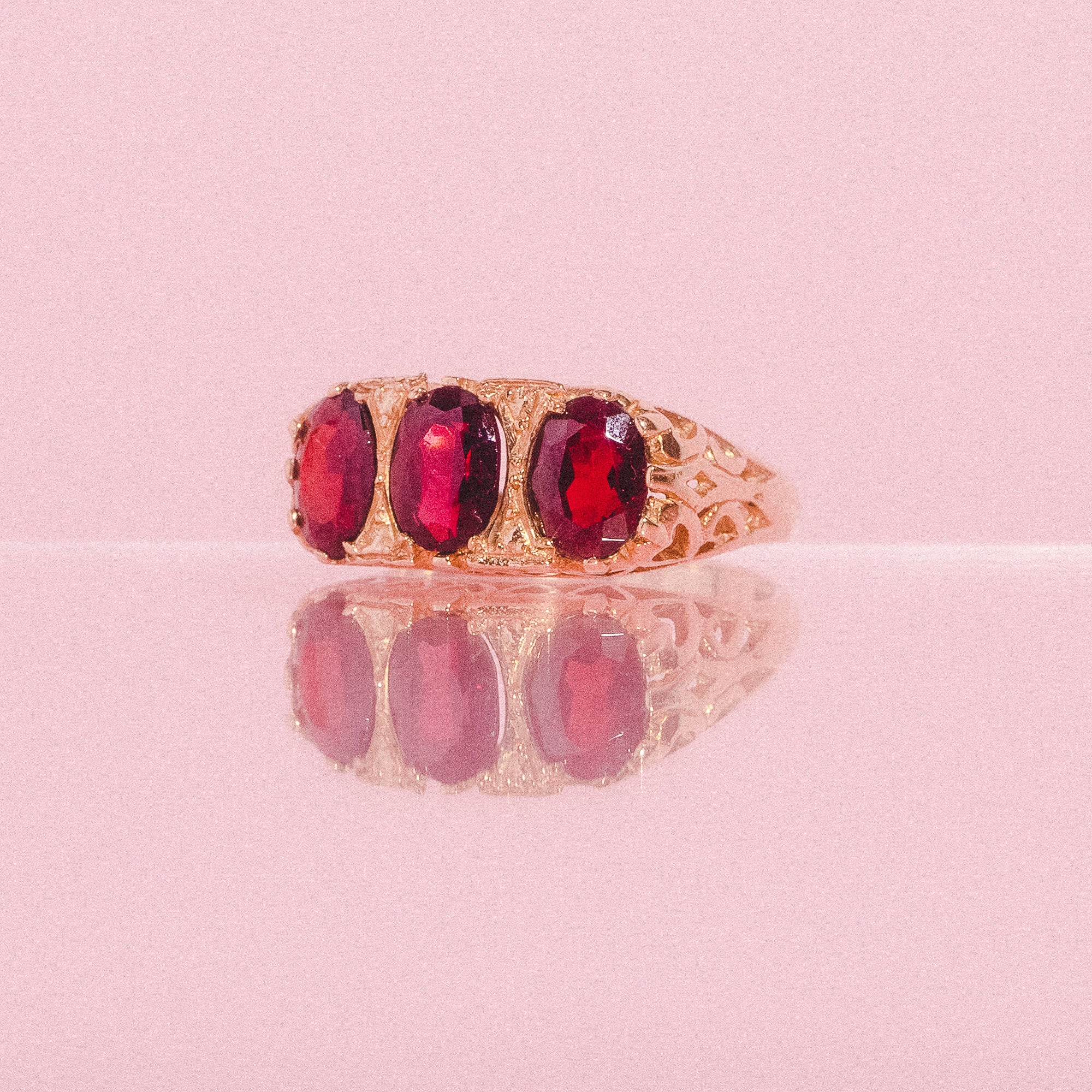 9ct gold ring set with three garnets