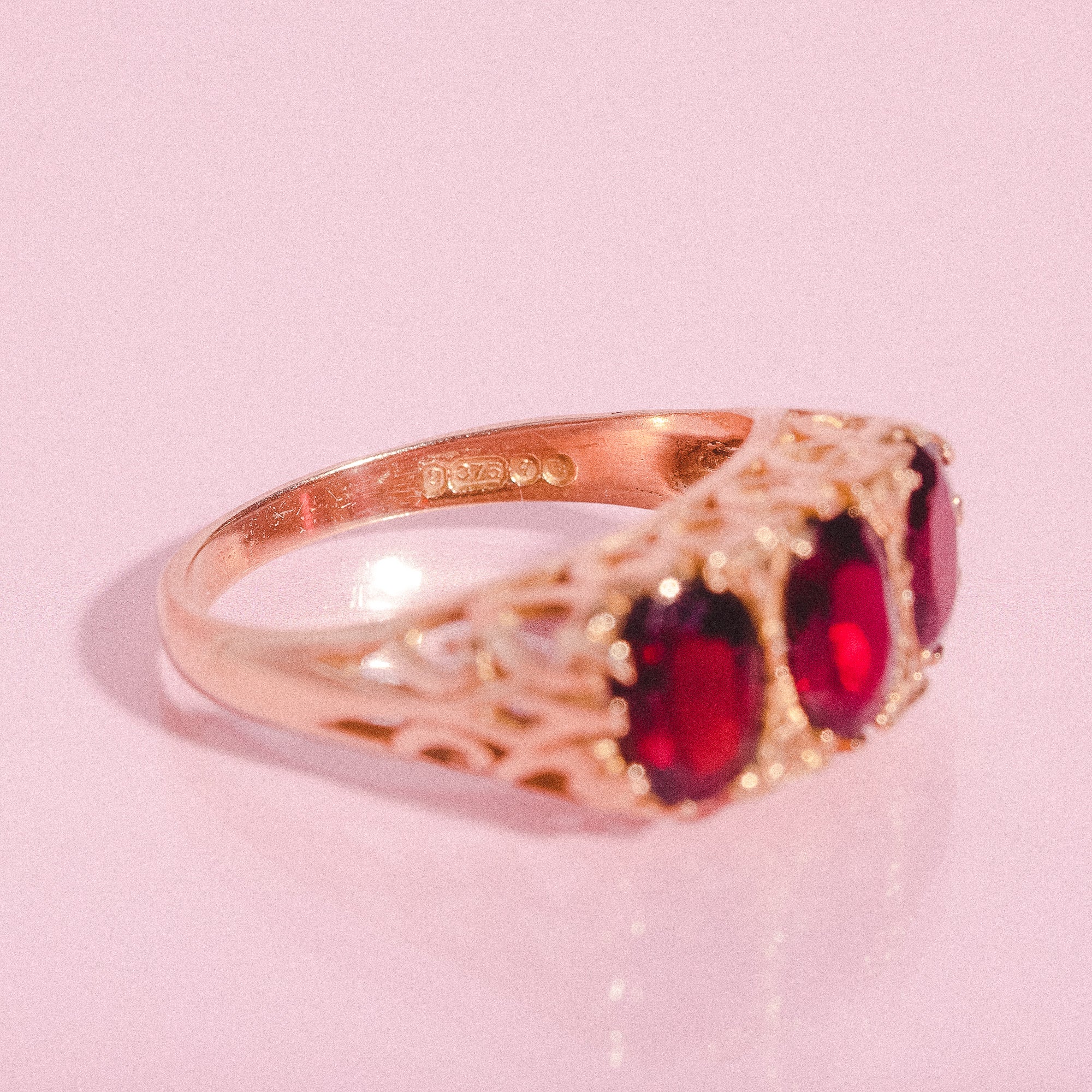 9ct gold ring set with three garnets