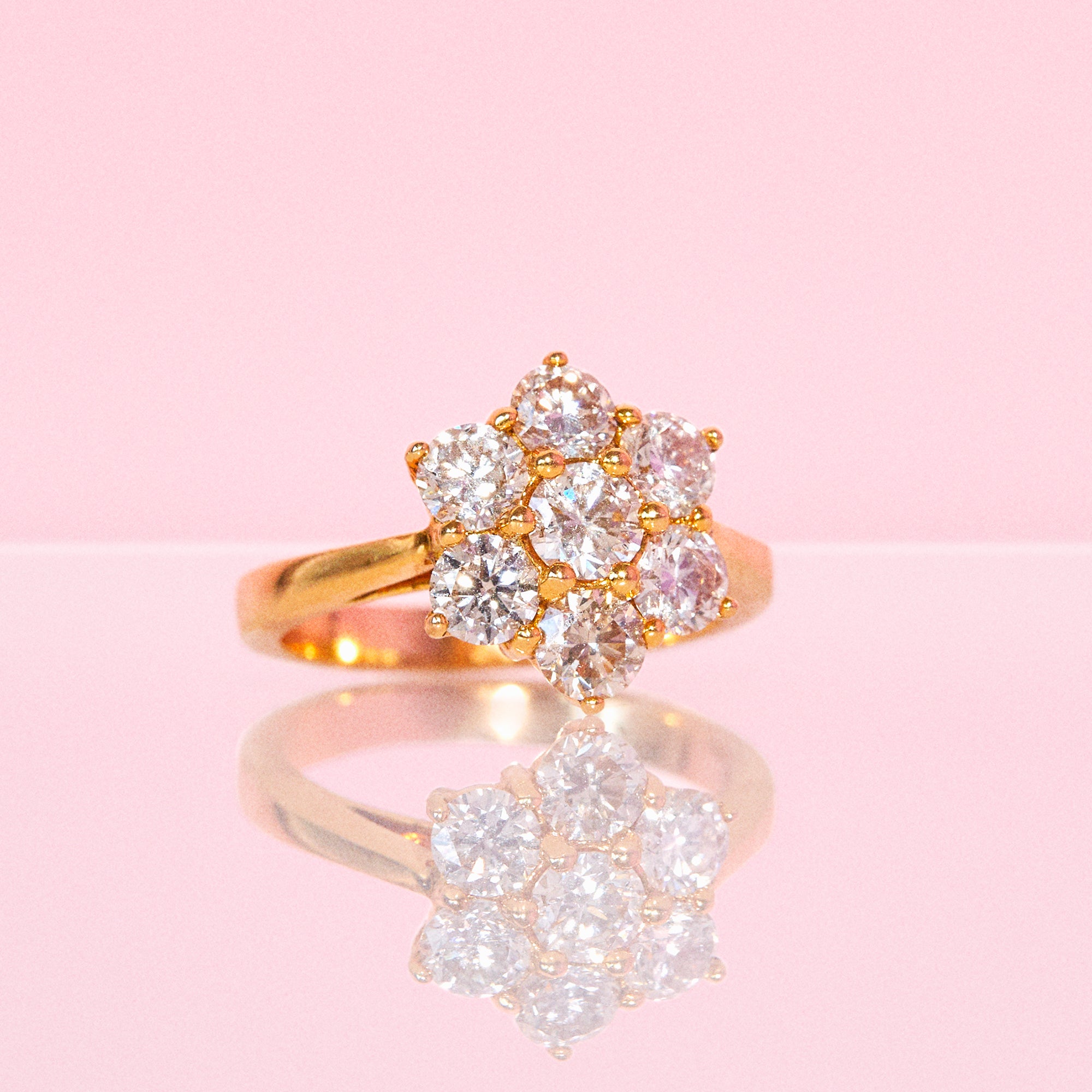 18ct gold ring set with a 2.40ct diamond daisy