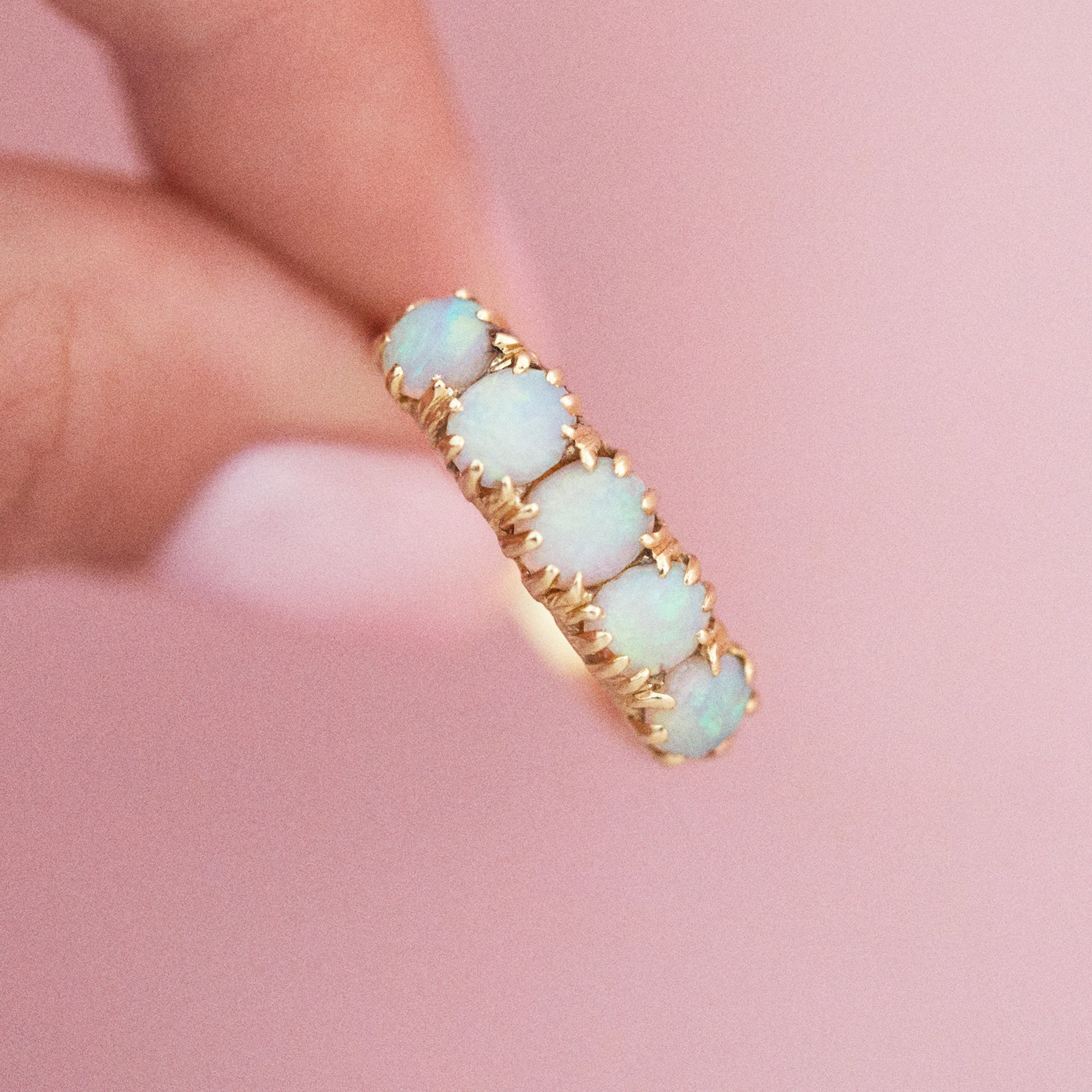 18ct gold ring set with opals