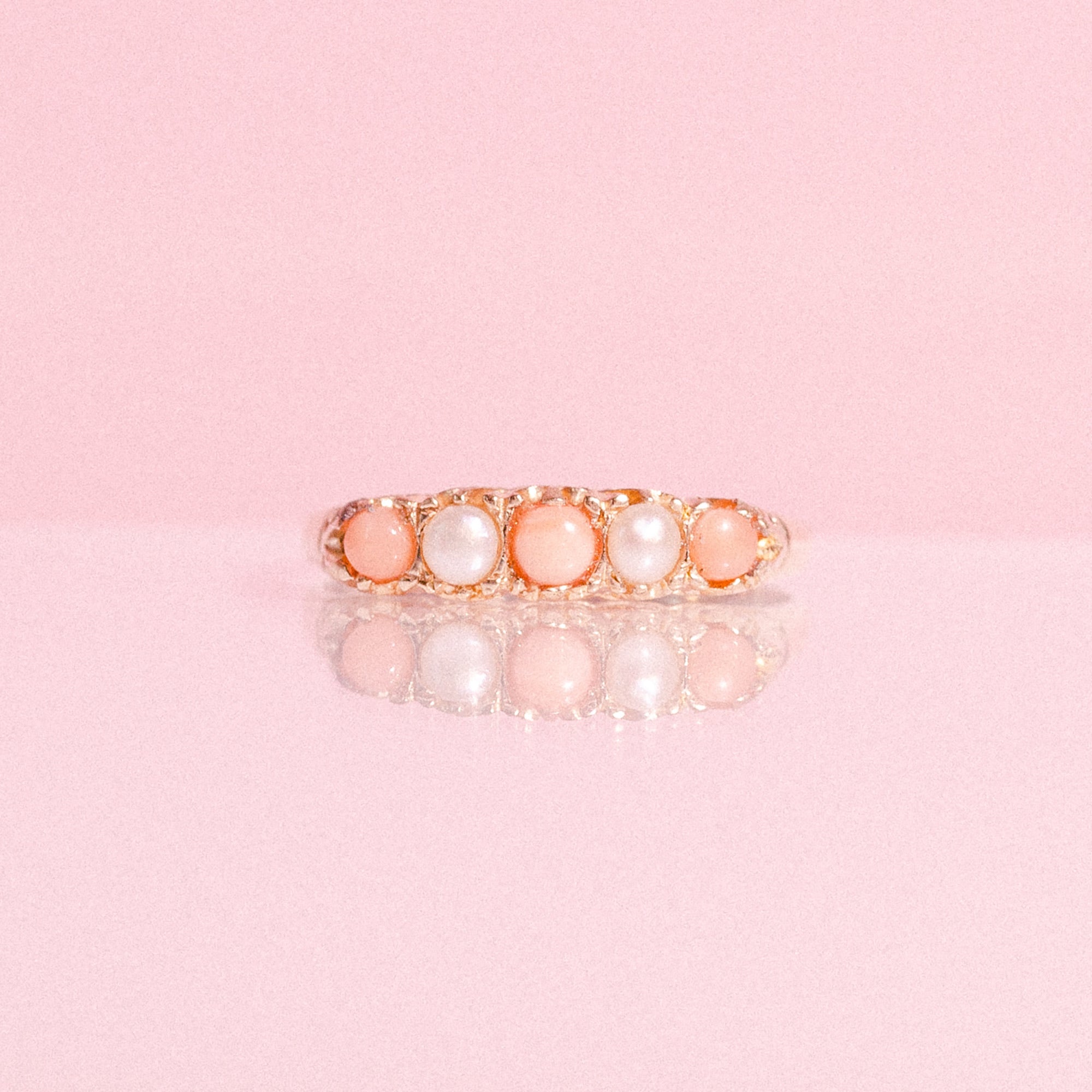 9ct gold ring set with corals and pearls