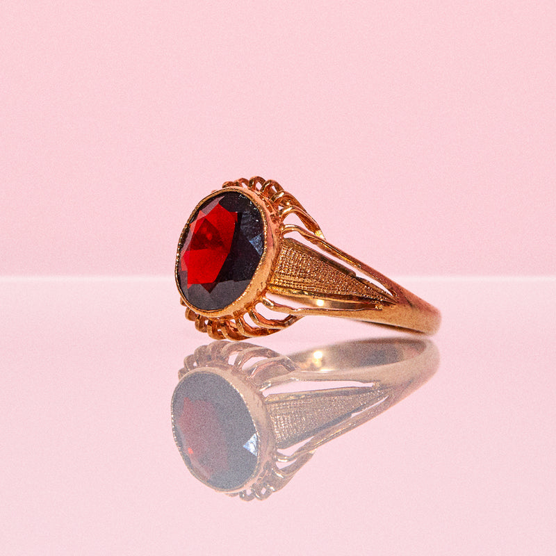 9ct gold ring set with a garnet