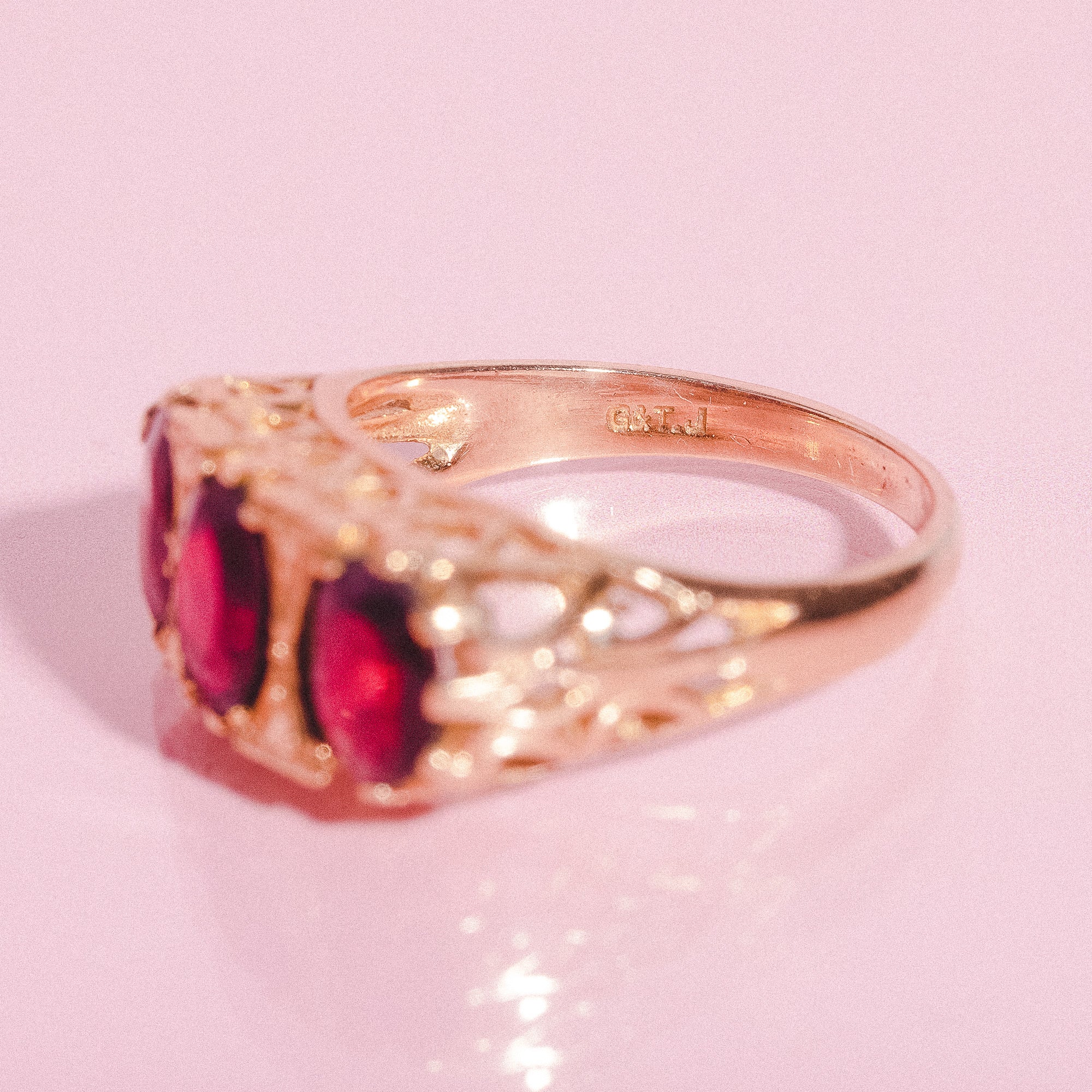 9ct gold ring set with three garnets