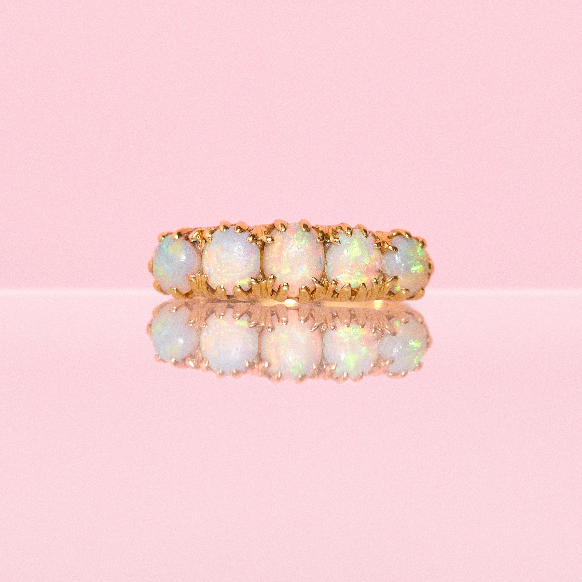 18ct gold ring set with opals