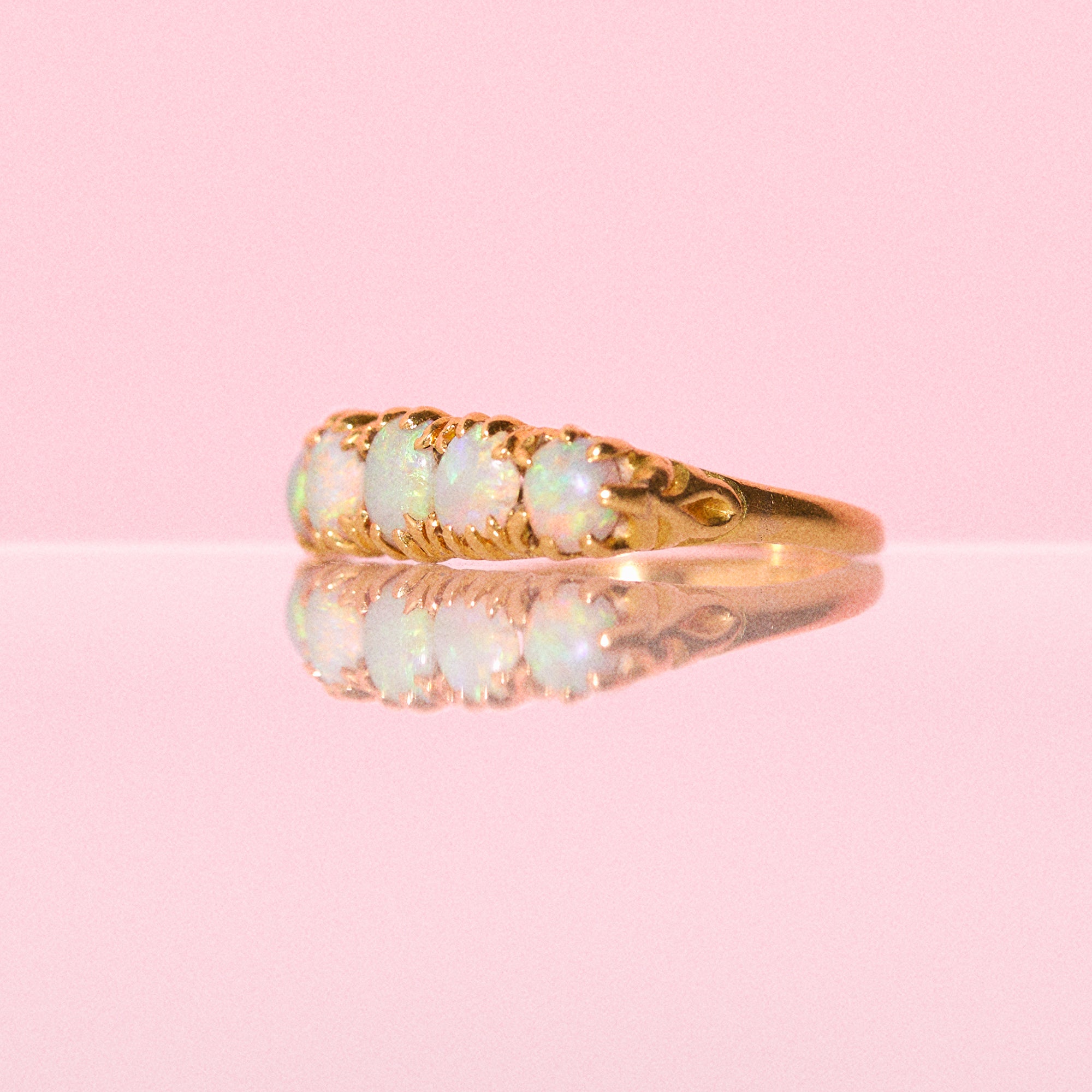 18ct gold ring set with opals