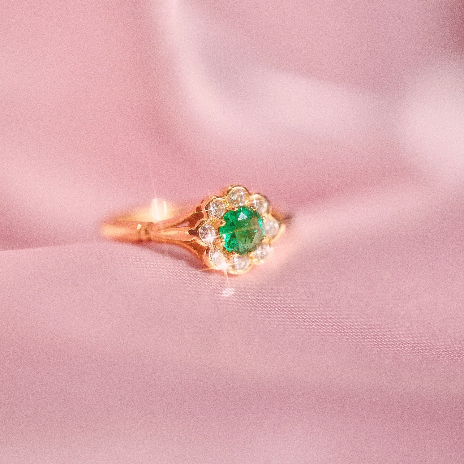 18ct gold ring set with an emerald and diamonds