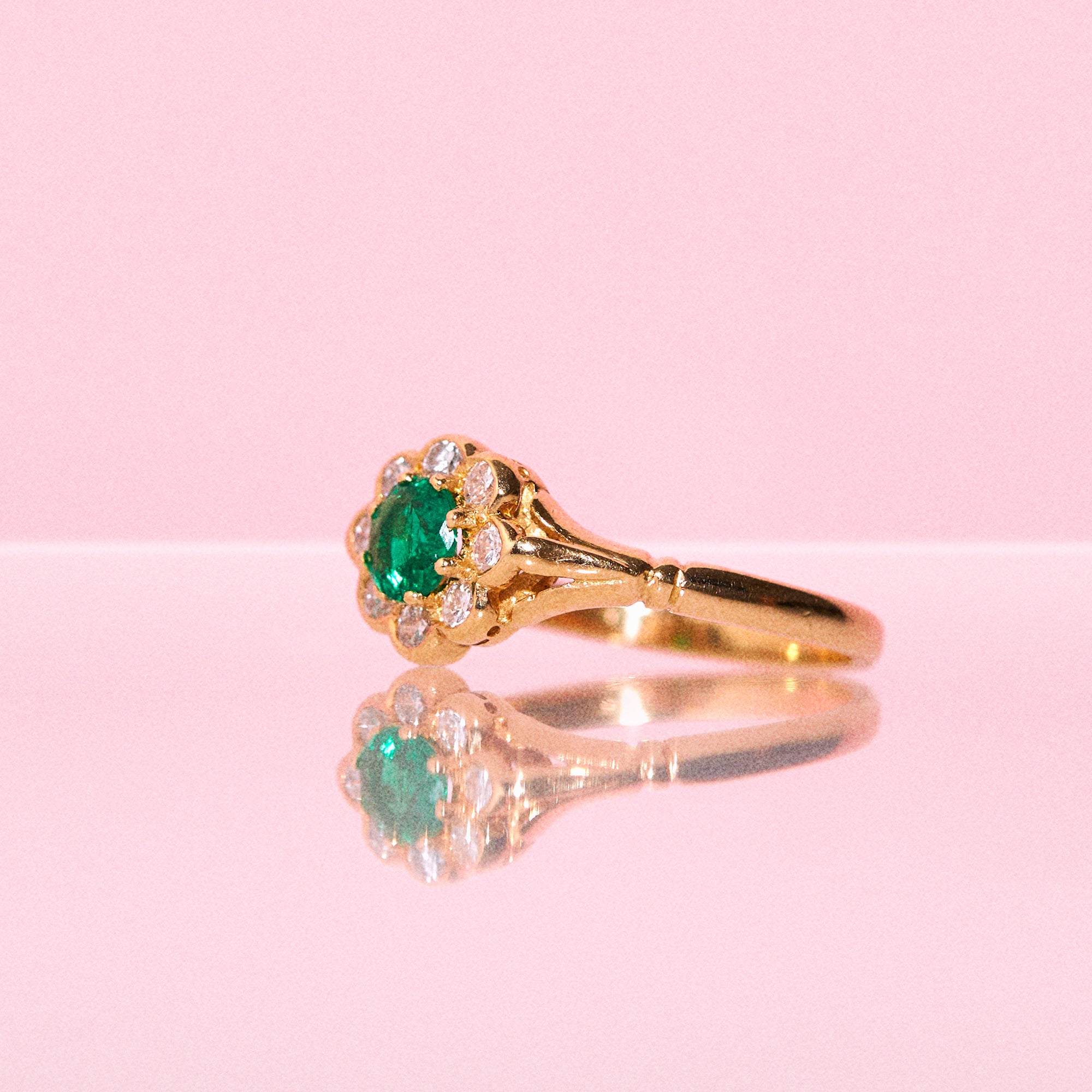 18ct gold ring set with an emerald and diamonds